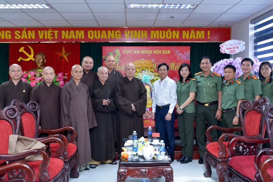 Lãnh đạo Cục An ninh nội địa - Bộ Công an tiếp phái đoàn Ban Trị sự GHPGVN TP.HCM đến thăm, chúc Tết cổ truyền - Ảnh: Bảo Toàn/BGN