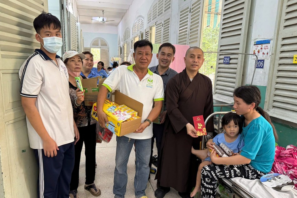 Quỹ Thọ Giác trao lì-xì và quà Tết cho bệnh nhi đang điều trị tại Bệnh viện Nhi Đồng 2