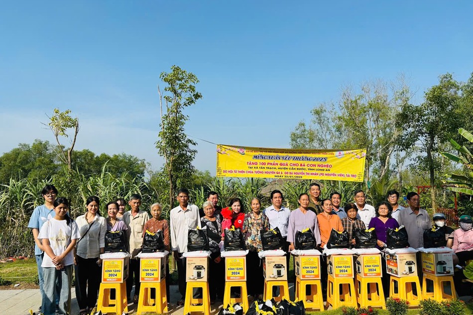 Cơ sở Bảo trợ Xã hội tổng hợp An Dưỡng Viện Tường Nguyên Thiền Uyển trao quà Tết tại xã Tân Trạch