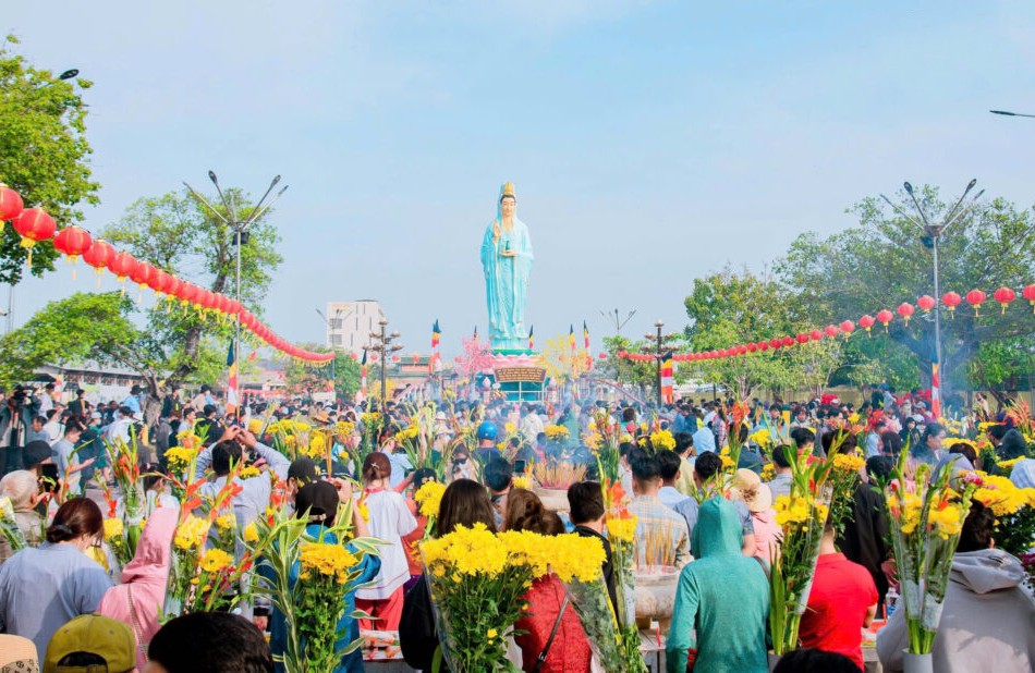 Phật tử, người dân Tây Nam Bộ hành hương, đảnh lễ Bồ-tát Quán Thế Âm