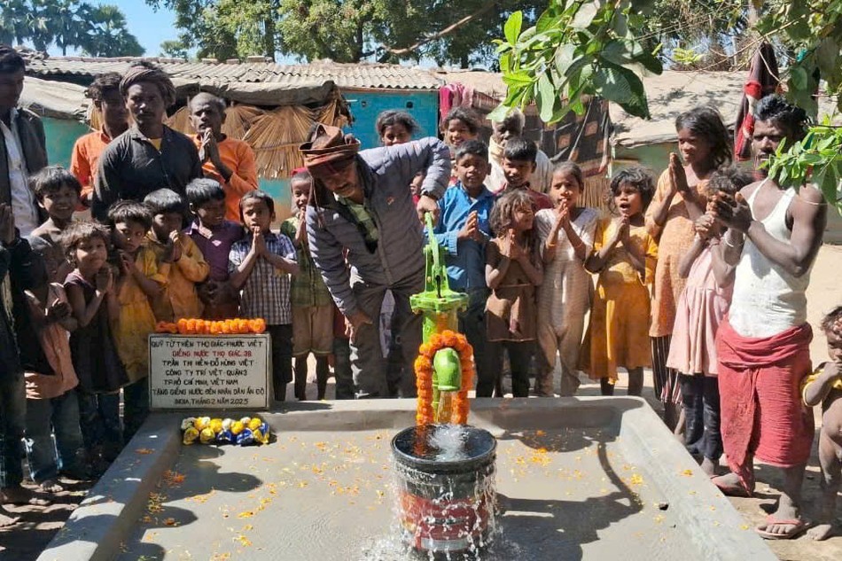 Người dân Ấn Độ vui mừng với giếng nước sinh hoạt được đưa vào sử dụng
