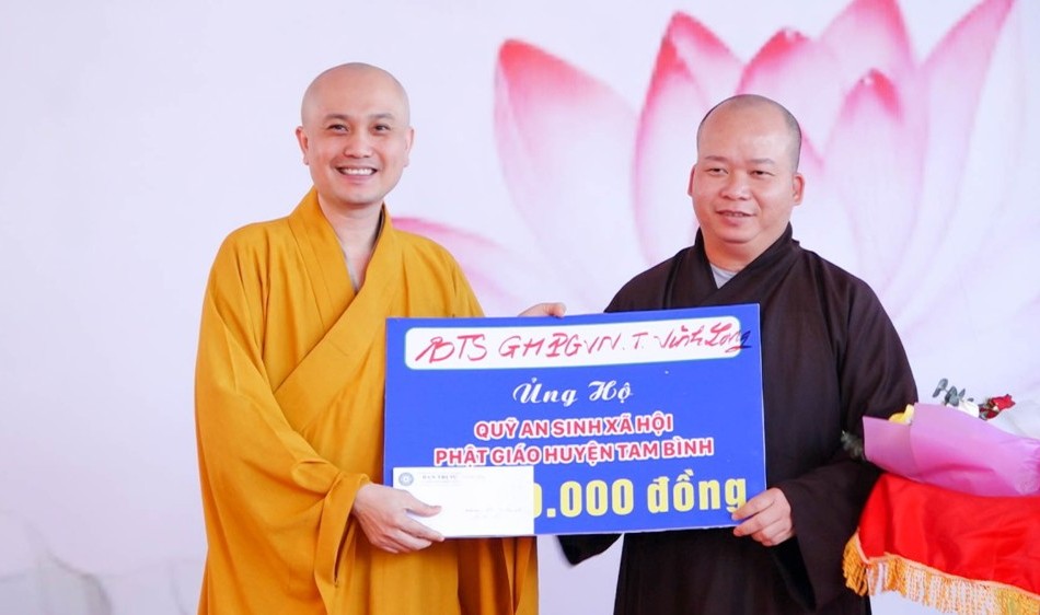 Đại diện Ban Trị sự tỉnh Vĩnh Long trao bảng ủng hộ đến Đại đức Thích Minh Tuấn, Trưởng ban Tổ chức 
