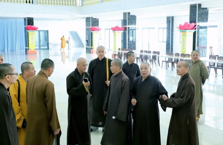 Chư tôn đức thảo luận tại buổi thị sát công tác chuẩn bị tổ chức Đại giới đàn Trí Tấn