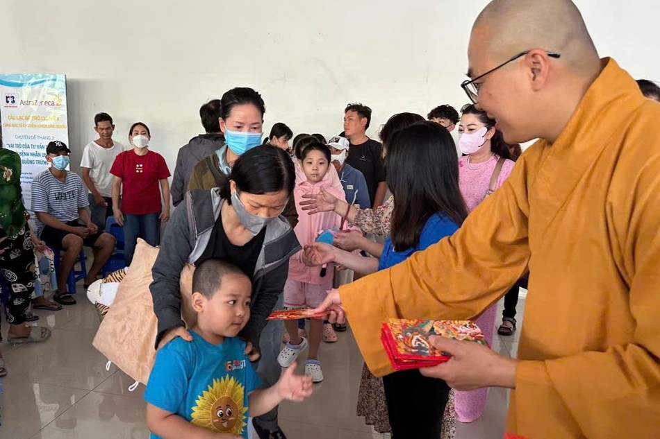 Đại đức Thích Minh Phú trao quà đến bệnh nhi tại Bệnh viện Ung Bướu - Cơ sở 2 - Ảnh: T.N