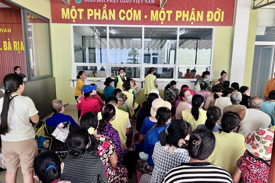 Người bệnh và thân nhân tại Bệnh viện Bà Rịa trong ngày khai trương bếp ăn miễn phí