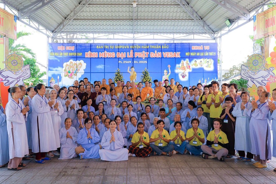 Chư tôn đức cùng các tu sinh trong khóa tu Một ngày an lạc lần thứ 20