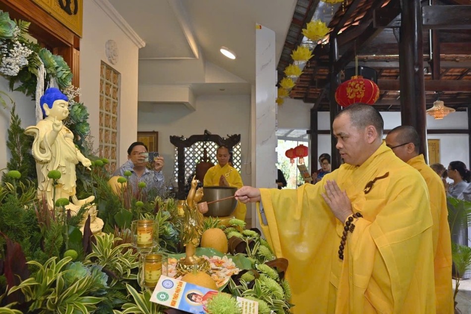 Thượng tọa Thích Thiện Thông thực hiện nghi thức Tắm Phật theo truyền thống