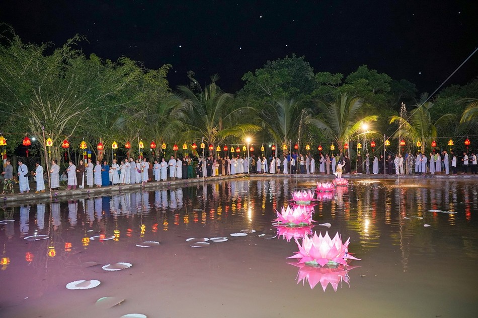 Thiết trí 7 đóa hoa sen trên hồ Tĩnh Lặng trong khuôn viên chùa Bửu Thọ cúng dường Phật đản