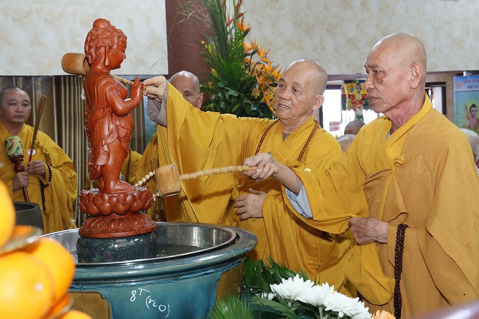 Cử hành Lễ Tắm Phật truyền thống