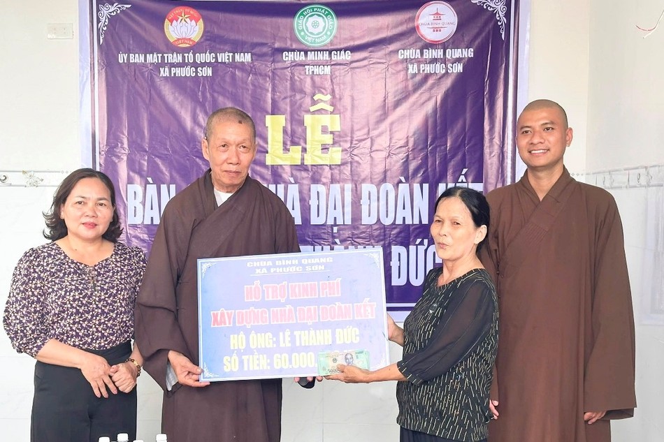 Đoàn từ thiện bàn giao nhà đại đoàn kết đến hộ anh Lê Thành Đức, xã Phước Sơn, H.Tuy Phước