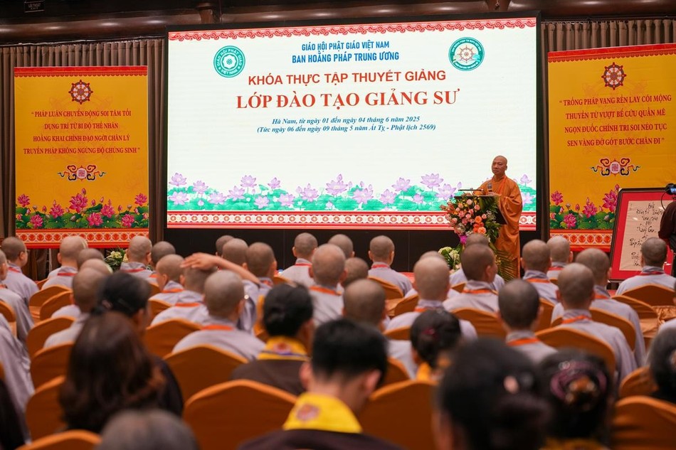 Thượng tọa Thích Chiếu Tuệ đạo từ tại Lễ khai mạc khóa thực tập thuyết giảng cho Tăng Ni 