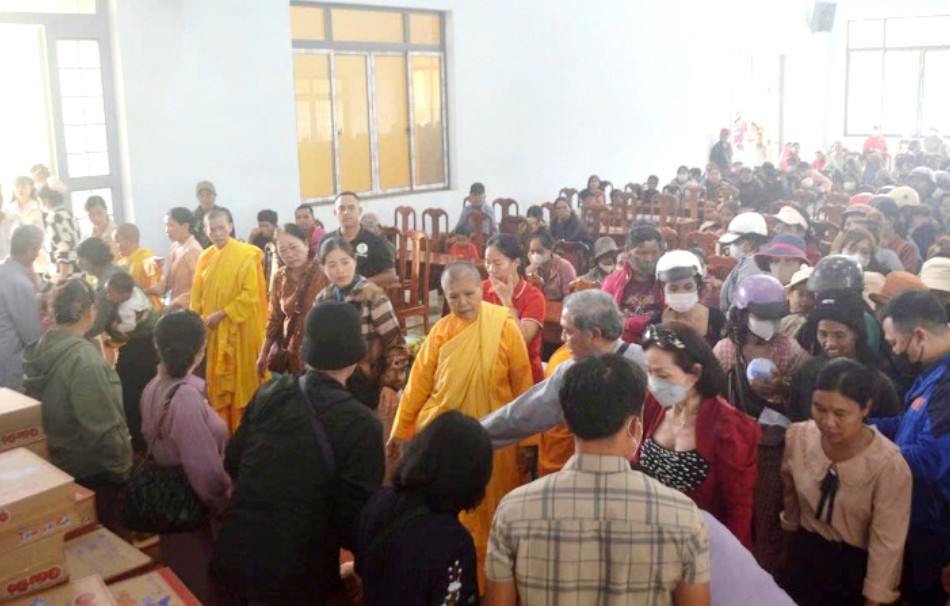  Ban Từ thiện xã hội Phật giáo TP.Buôn Ma Thuột trao quà cho các gia đình tại xã Ea Tul, H.Cư M’gar