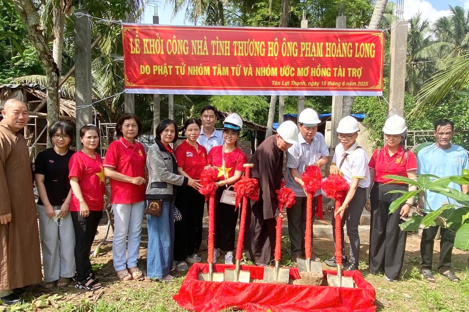 Lễ động thổ khởi công nhà tình thương cho gia đình ông Phạm Hoàng Long, tại H.Giồng Trôm
