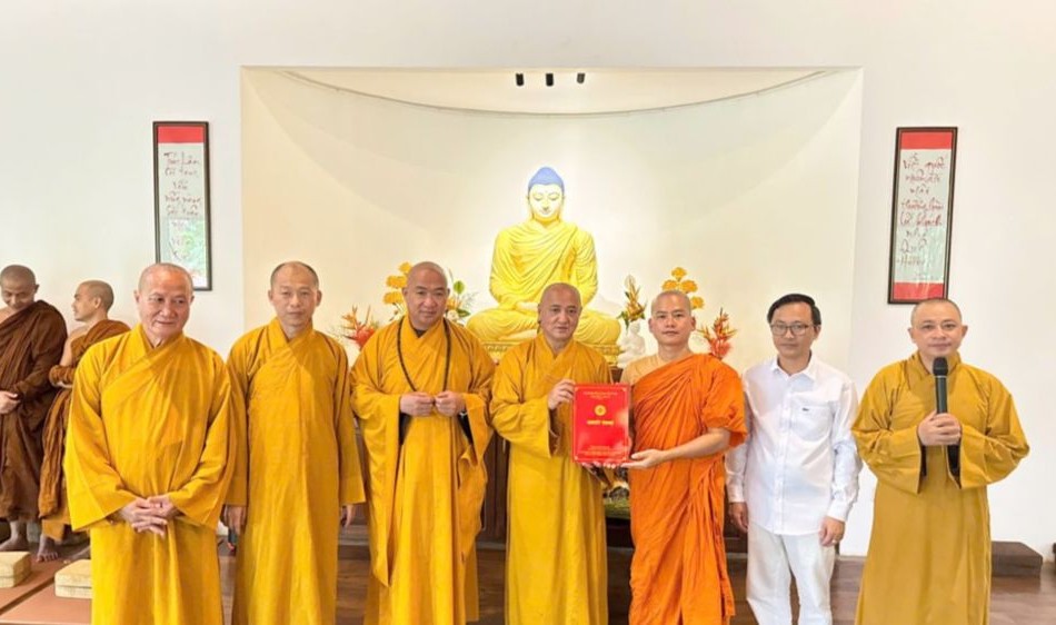 Hòa thượng Thích Huệ Thông trao quyết định đến Đại đức Thích Pháp Quang