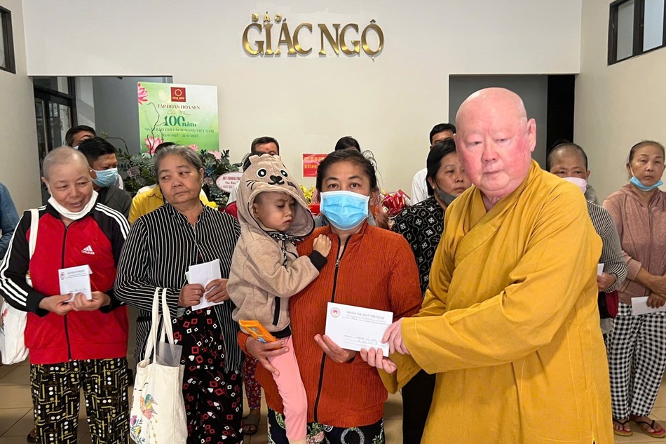 Hòa thượng Thích Duy Trấn trao tiền của bạn đọc hỗ trợ bệnh nhân nghèo - Ảnh: BTTXH BGN
