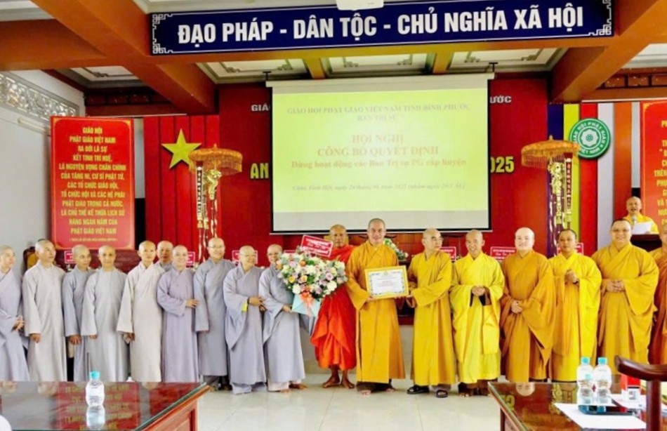  Ban Trị sự tỉnh trao Bằng công đức đến Ban Trị sự GHPGVN cấp huyện nhiệm kỳ 2021-2026