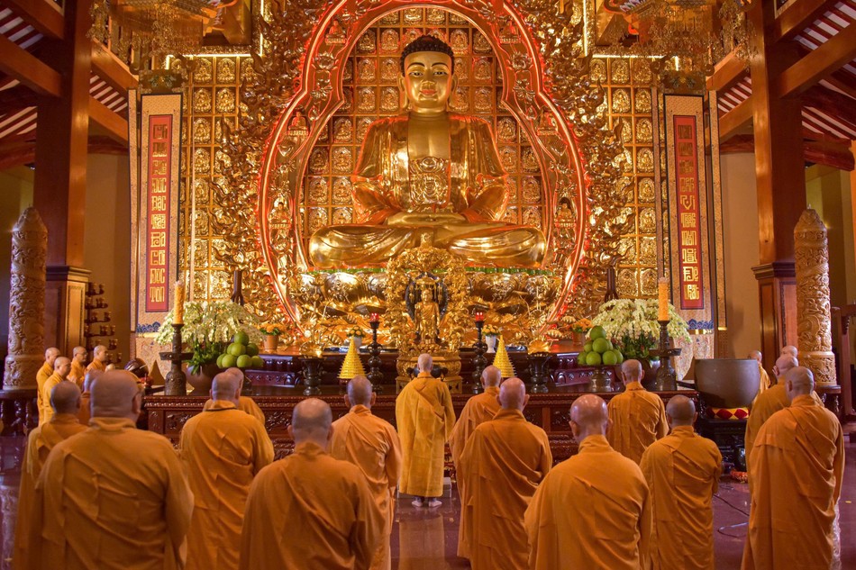 Niêm hương và đảnh lễ Tam bảo tại Lễ Bố-tát tại chánh điện Việt Nam Quốc Tự - Ảnh: Quảng Đạo/BGN