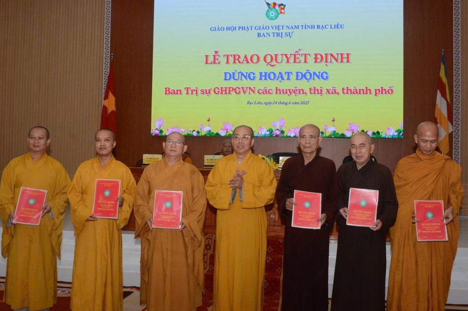 Ban Trị sự Phật giáo tỉnh trao quyết định dừng hoạt động Ban Trị sự GHPGVN huyện, thị, thành phố nhiệm kỳ 2021-2026
