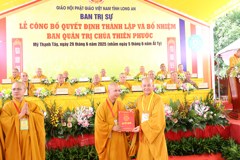 Hòa thượng Thích Minh Thiện trao quyết định bổ nhiệm trụ trì chùa Thiên Phước