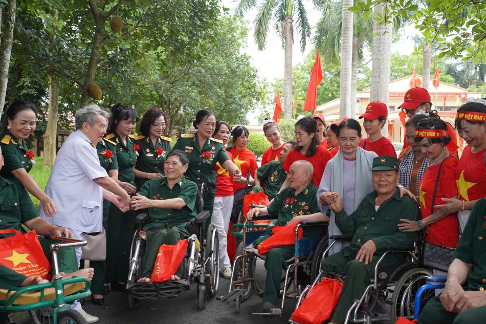 Câu lạc bộ Phật tử Quán Sứ đến thăm, động viên thương, bệnh binh tại Trung tâm Điều dưỡng thương binh Duy Tiên