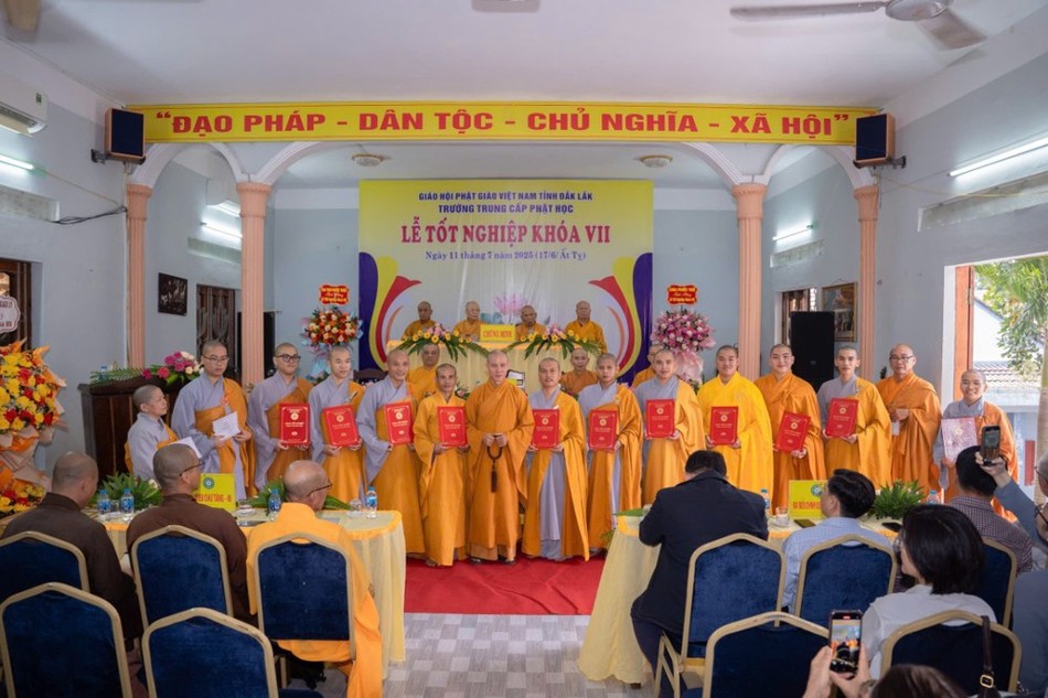 Đại đức Thích Nguyên Minh, Hiệu trưởng Trường Trung cấp Phật học tỉnh trao Bằng tốt nghiệp cho Tăng Ni sinh