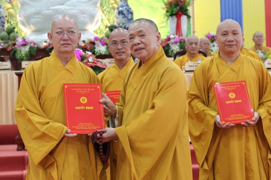 Trưởng lão Hòa thượng Thích Thiện Pháp trao quyết định công cử Thượng tọa Thích Quảng Tâm giữ chức vụ Trưởng ban Trị sự tỉnh Tây Ninh nhiệm kỳ 2022-2027