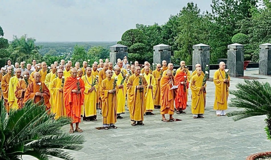 Ban Trị sự GHPGVN tỉnh Đồng Nai viếng Nghĩa trang Liệt sĩ tỉnh