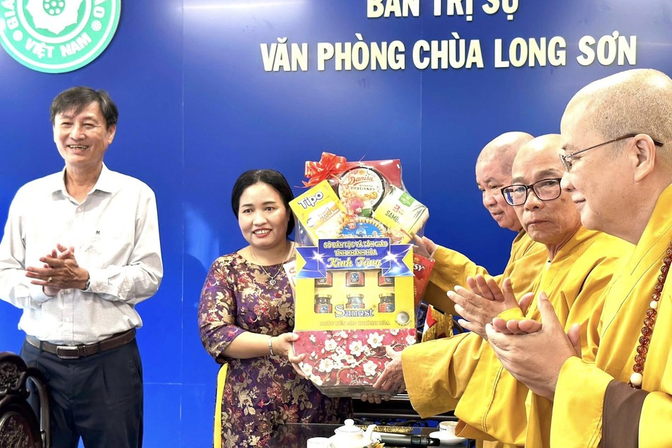 Bà Chamalea Thị Thủy thăm chư tôn đức Ban Thường trực Ban Trị sự tỉnh Khánh Hòa sau sáp nhập