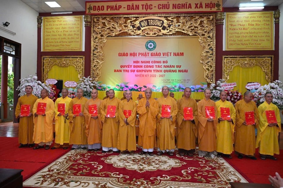 Hòa thượng Thích Huệ Thông trao quyết định đến Ban Thường trực Ban Trị sự tỉnh nhiệm kỳ 2022-2027
