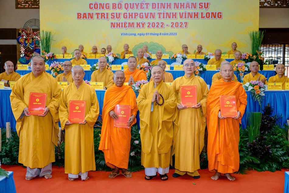 Trưởng lão Hòa thượng Thích Thiện Pháp trao quyết định đến Ban Thường trực Ban Trị sự GHPGVN tỉnh 