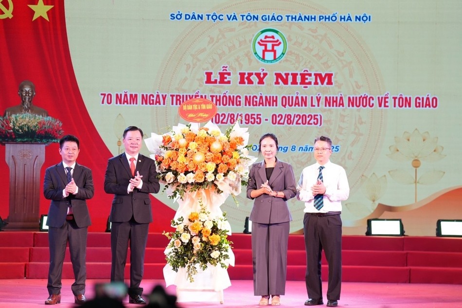 Bà Trần Thị Minh Nga, Phó Trưởng ban Tôn giáo Chính phủ tặng hoa chúc mừng tại lễ kỷ niệm
