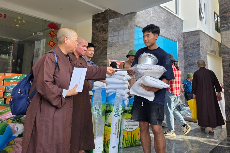 Ban Từ thiện xã hội GHPGVN TP.Huế trao quà hỗ trợ cho bà con tỉnh Nghệ An bị ảnh hưởng bão lũ