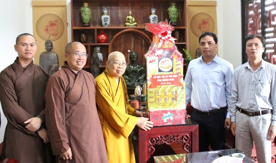 Lãnh đạo Sở Dân tộc và Tôn giáo tỉnh chúc mừng Ban Trị sự tỉnh Quảng Ngãi sau kiện toàn nhân sự Ban Trị sự