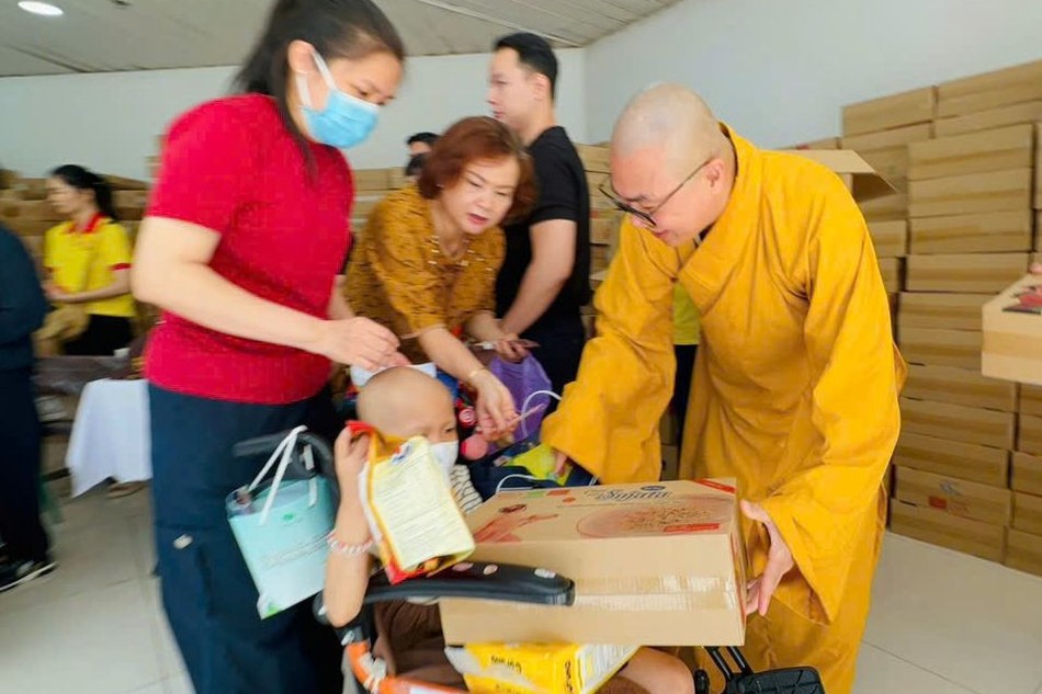 Đại đức Thích Minh Phú trao quà đến bệnh nhi tại Bệnh viện Ung Bướu TP.HCM - cơ sở 2