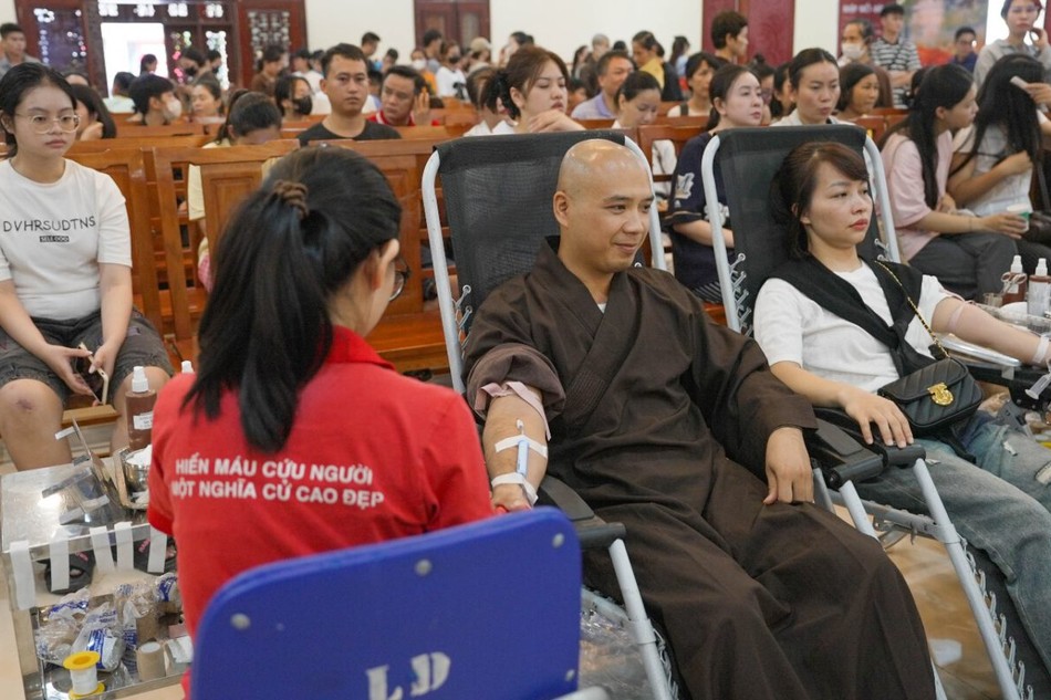 Nhiều vị Tăng, Ni tham gia hiến máu tại chương trình