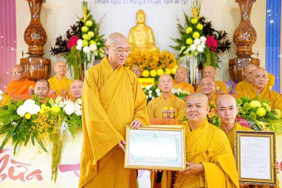 Thượng tọa Thích Bình Tâm, Phó Trưởng ban Thường trực Ban Trị sự TP.Cần Thơ trao quyết định đến Đại đức Thích Quang Dụng