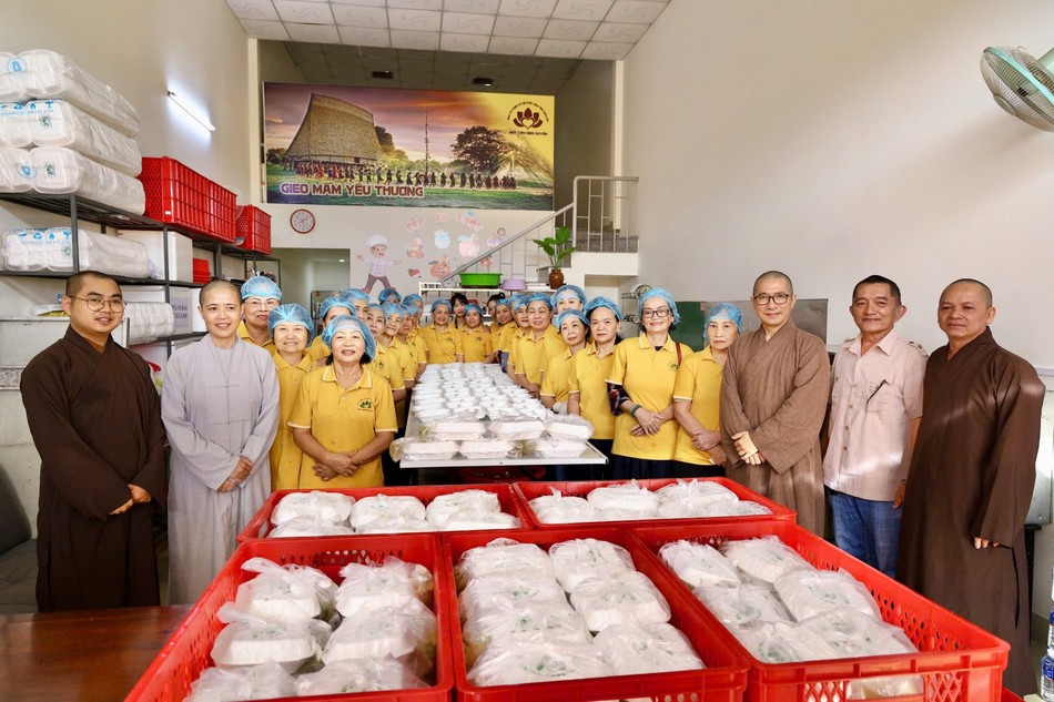 Bếp cơm gieo duyên phục vụ bệnh nhân, người khó khăn, sinh viên