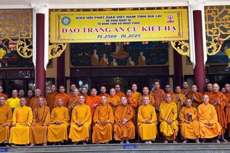 Ban Thường trực chụp ảnh lưu niệm tại trường hạ tịnh xá Ngọc Phúc