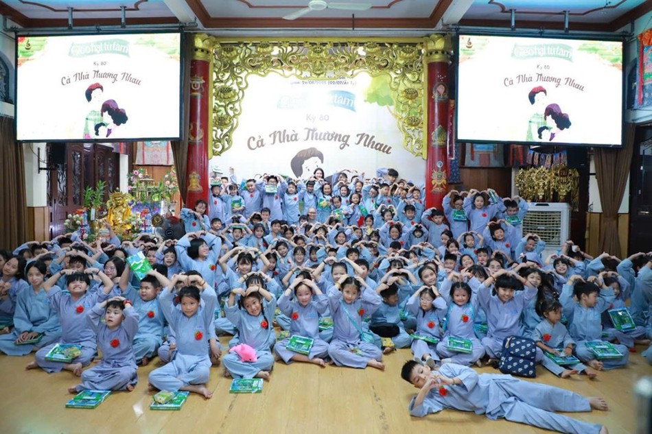 300 em tu sinh tham gia Khóa tu Gieo hạt từ tâm tại Quan Âm tu viện