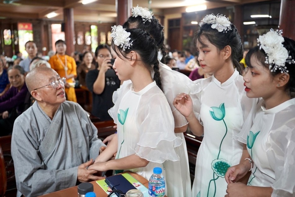 Các em ở Mái ấm chùa Bồ Đề khánh tuế Ni trưởng Thích Đàm Lan