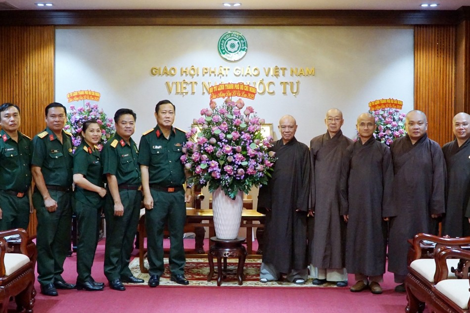 Đại tá Nguyễn Thanh Bình tặng hoa chúc mừng chư tôn đức nhân mùa Vu lan - Báo hiếu