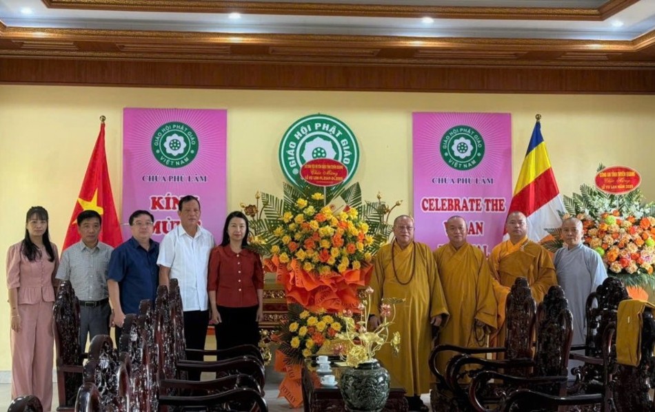 Lãnh đạo địa phương trao tặng lẵng hoa chúc mừng chư Tăng, Ni tại Lễ tạ pháp khóa An cư kiết hạ