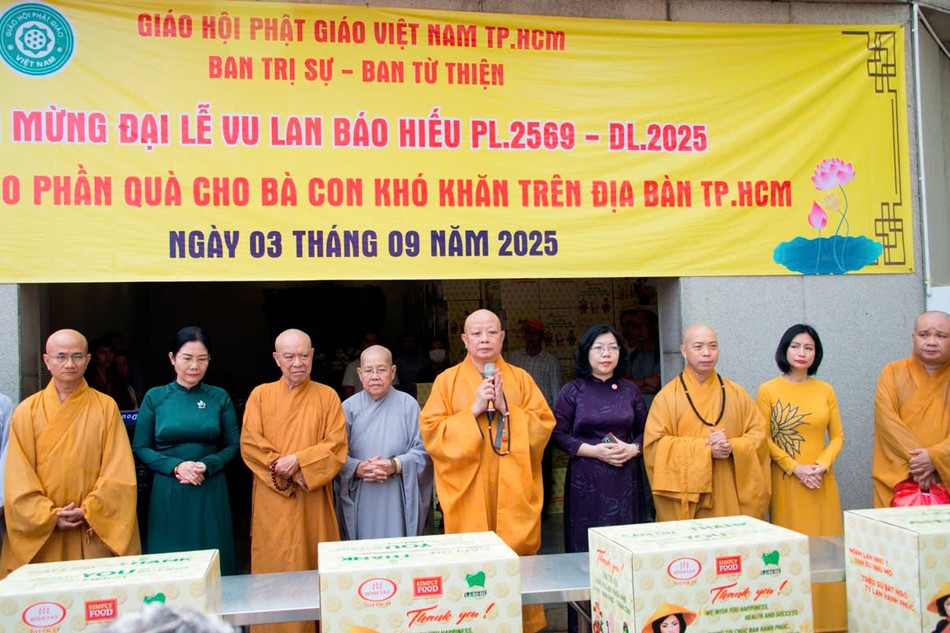 Hòa thượng Thích Lệ Trang chia sẻ với bà con P.Hòa Hưng trước buổi trao quà - Ảnh: Bảo Toàn/BGN