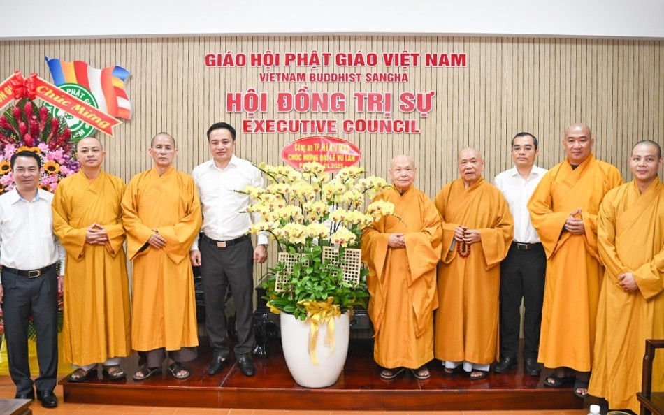 Trung tướng Mai Hoàng thăm Trưởng lão Hòa thượng Chủ tịch Hội đồng Trị sự GHPGVN nhân Đại lễ Vu lan