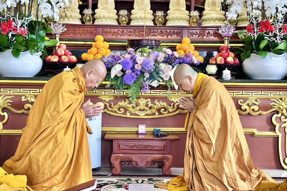 Nhị vị Hòa thượng tác pháp Tự tứ