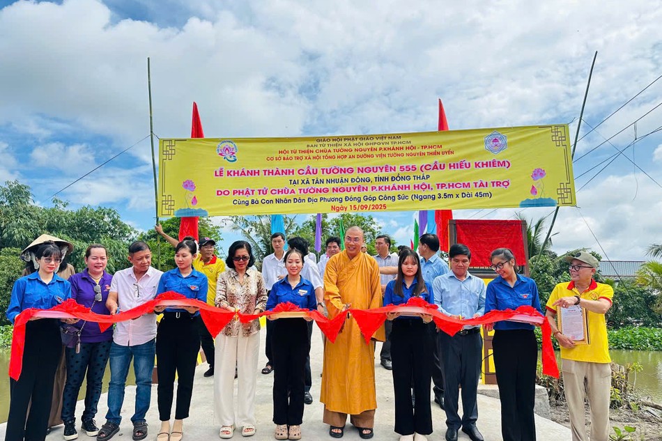 Cắt băng khánh thành cầu Tường Nguyên 555, tại xã Tân Nhuận Đông