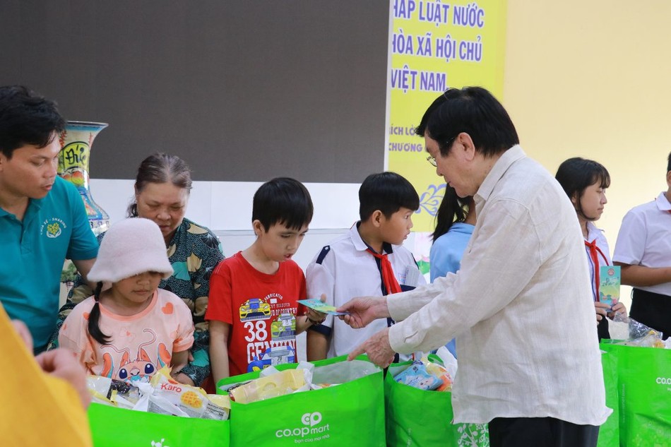 Nguyên Chủ tịch nước Trương Tấn Sang trao quà trung thu tại chùa Phổ Minh