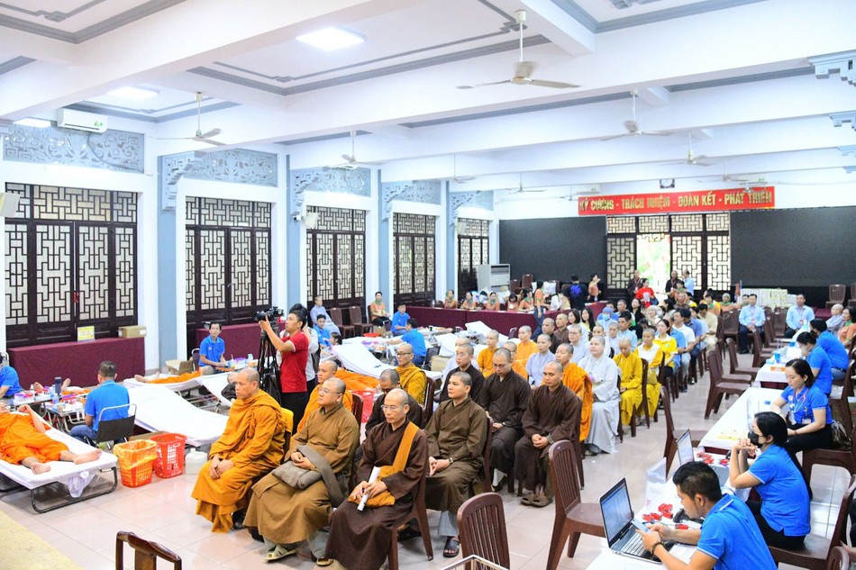 Nhiều Tăng, Ni đến hiến máu nhân đạo lần đầu tiên tổ chức tại Văn phòng II T.Ư - thiền viện Quảng Đức - Ảnh: Quang Tròn