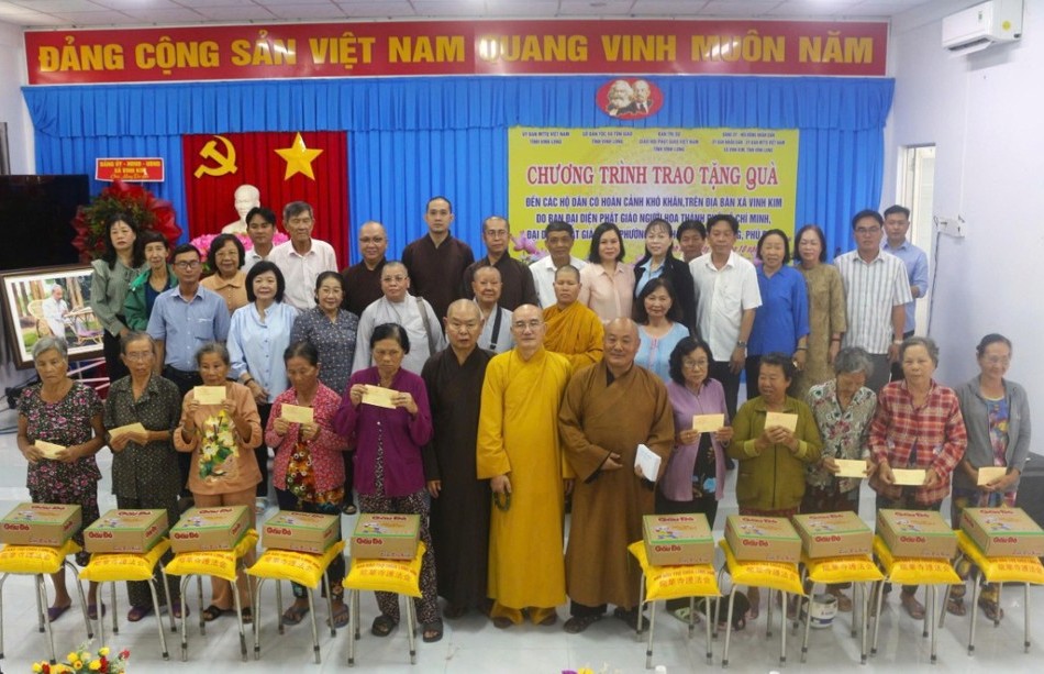 Đoàn Ban Đại diện Phật giáo người Hoa TP.HCM trao quà đến những ia đình khó khăn tại tỉnh Vĩnh Long