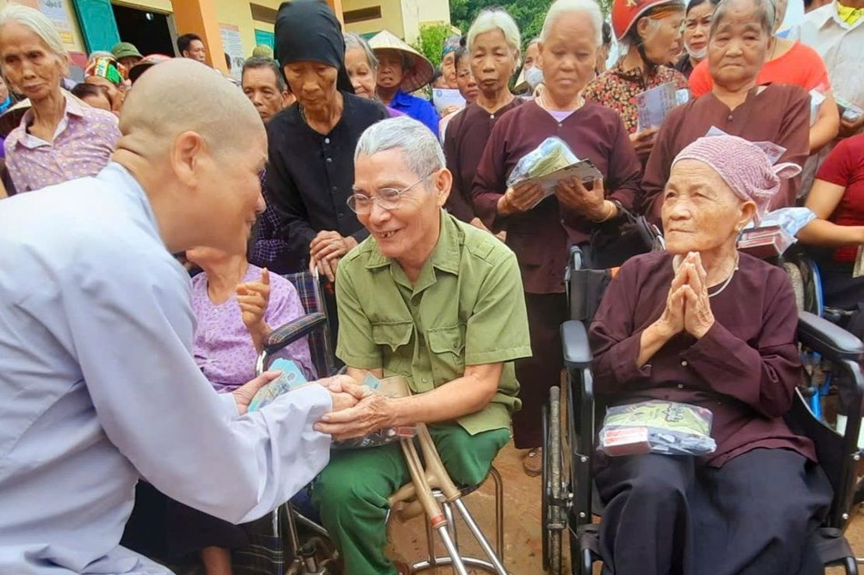 Ni trưởng Thích nữ Tâm Nguyệt động viên bà con vùng bão lũ tỉnh Thái Nguyên